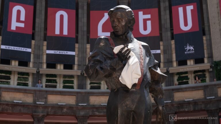 Statue en hommage à Charles Aznavour inauguré à Erevan